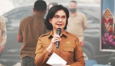 Sekretaris Daerah Provinsi Kalimantan Tengah Linae Victoria Aden menyampaikan sambutan dalam penyaluran bantuan pangan dan program Kartu Huma Betang Sejahtera di halaman Masjid Raya Darussalam, Kelurahan Menteng, Palangka Raya, Selasa (13/10/26).