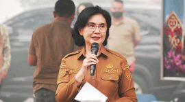 Sekretaris Daerah Provinsi Kalimantan Tengah Linae Victoria Aden menyampaikan sambutan dalam penyaluran bantuan pangan dan program Kartu Huma Betang Sejahtera di halaman Masjid Raya Darussalam, Kelurahan Menteng, Palangka Raya, Selasa (13/10/26).