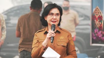 Sekretaris Daerah Provinsi Kalimantan Tengah Linae Victoria Aden menyampaikan sambutan dalam penyaluran bantuan pangan dan program Kartu Huma Betang Sejahtera di halaman Masjid Raya Darussalam, Kelurahan Menteng, Palangka Raya, Selasa (13/10/26).