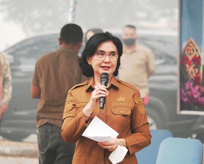 Sekretaris Daerah Provinsi Kalimantan Tengah Linae Victoria Aden menyampaikan sambutan dalam penyaluran bantuan pangan dan program Kartu Huma Betang Sejahtera di halaman Masjid Raya Darussalam, Kelurahan Menteng, Palangka Raya, Selasa (13/10/26).