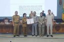 Sekretaris Daerah Provinsi Kalimantan Tengah Linae Victoria Aden bersama Ketua DPRD Kalteng Arton S. Dohong mengikuti Rapat Koordinasi Pokok-Pokok Pikiran DPRD di Ruang Rapat Gabungan DPRD Provinsi Kalimantan Tengah, Selasa (13/10/26).