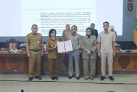 Sekretaris Daerah Provinsi Kalimantan Tengah Linae Victoria Aden bersama Ketua DPRD Kalteng Arton S. Dohong mengikuti Rapat Koordinasi Pokok-Pokok Pikiran DPRD di Ruang Rapat Gabungan DPRD Provinsi Kalimantan Tengah, Selasa (13/10/26).