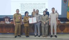 Sekretaris Daerah Provinsi Kalimantan Tengah Linae Victoria Aden bersama Ketua DPRD Kalteng Arton S. Dohong mengikuti Rapat Koordinasi Pokok-Pokok Pikiran DPRD di Ruang Rapat Gabungan DPRD Provinsi Kalimantan Tengah, Selasa (13/10/26).