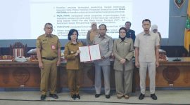 Sekretaris Daerah Provinsi Kalimantan Tengah Linae Victoria Aden bersama Ketua DPRD Kalteng Arton S. Dohong mengikuti Rapat Koordinasi Pokok-Pokok Pikiran DPRD di Ruang Rapat Gabungan DPRD Provinsi Kalimantan Tengah, Selasa (13/10/26).