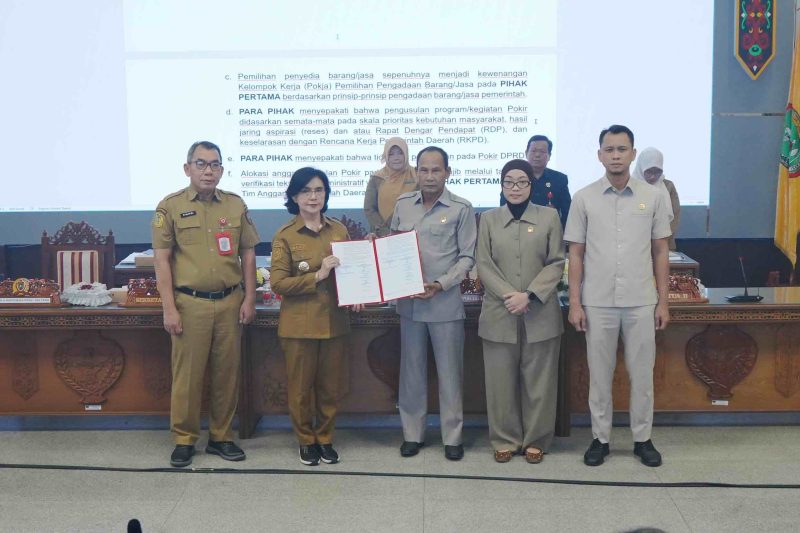 Sekretaris Daerah Provinsi Kalimantan Tengah Linae Victoria Aden bersama Ketua DPRD Kalteng Arton S. Dohong mengikuti Rapat Koordinasi Pokok-Pokok Pikiran DPRD di Ruang Rapat Gabungan DPRD Provinsi Kalimantan Tengah, Selasa (13/10/26).