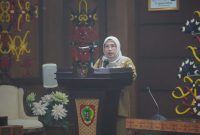 Asisten Bidang Administrasi Umum Setda Provinsi Kalimantan Tengah Sunarti menyampaikan arahan dalam Rapat Koordinasi Pengelolaan Hibah, Bantuan Sosial, dan Bantuan Keuangan di Aula Eka Hapakat, Kantor Gubernur Kalimantan Tengah, Selasa (13/10/26).