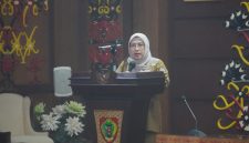 Asisten Bidang Administrasi Umum Setda Provinsi Kalimantan Tengah Sunarti menyampaikan arahan dalam Rapat Koordinasi Pengelolaan Hibah, Bantuan Sosial, dan Bantuan Keuangan di Aula Eka Hapakat, Kantor Gubernur Kalimantan Tengah, Selasa (13/10/26).