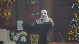 Asisten Bidang Administrasi Umum Setda Provinsi Kalimantan Tengah Sunarti menyampaikan arahan dalam Rapat Koordinasi Pengelolaan Hibah, Bantuan Sosial, dan Bantuan Keuangan di Aula Eka Hapakat, Kantor Gubernur Kalimantan Tengah, Selasa (13/10/26).