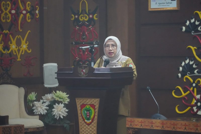 Asisten Bidang Administrasi Umum Setda Provinsi Kalimantan Tengah Sunarti menyampaikan arahan dalam Rapat Koordinasi Pengelolaan Hibah, Bantuan Sosial, dan Bantuan Keuangan di Aula Eka Hapakat, Kantor Gubernur Kalimantan Tengah, Selasa (13/10/26).