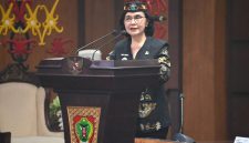 Sekretaris Daerah Provinsi Kalimantan Tengah Linae Victoria Aden mewakili Gubernur Agustiar Sabran dalam Rapat Koordinasi Akhir Gugus Tugas Reforma Agraria Provinsi Kalimantan Tengah Tahun 2026 di Aula Eka Hapakat, Kantor Gubernur Kalimantan Tengah, Kamis (15/10/26).