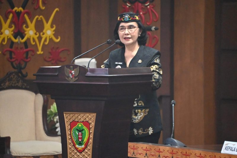 Sekretaris Daerah Provinsi Kalimantan Tengah Linae Victoria Aden mewakili Gubernur Agustiar Sabran dalam Rapat Koordinasi Akhir Gugus Tugas Reforma Agraria Provinsi Kalimantan Tengah Tahun 2026 di Aula Eka Hapakat, Kantor Gubernur Kalimantan Tengah, Kamis (15/10/26).