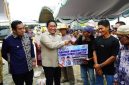 Wakil Gubernur Kalimantan Tengah H. Edy Pratowo menyerahkan bantuan pangan, BLT Kartu Huma Betang Sejahtera, dan dukungan kebutuhan dasar bagi masyarakat terdampak karhutla di Kecamatan Kahayan Kuala, Kabupaten Pulang Pisau, Kamis (15/10/26).