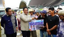 Wakil Gubernur Kalimantan Tengah H. Edy Pratowo menyerahkan bantuan pangan, BLT Kartu Huma Betang Sejahtera, dan dukungan kebutuhan dasar bagi masyarakat terdampak karhutla di Kecamatan Kahayan Kuala, Kabupaten Pulang Pisau, Kamis (15/10/26).