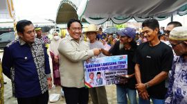 Wakil Gubernur Kalimantan Tengah H. Edy Pratowo menyerahkan bantuan pangan, BLT Kartu Huma Betang Sejahtera, dan dukungan kebutuhan dasar bagi masyarakat terdampak karhutla di Kecamatan Kahayan Kuala, Kabupaten Pulang Pisau, Kamis (15/10/26).
