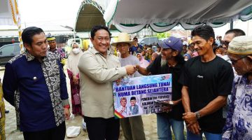 Wakil Gubernur Kalimantan Tengah H. Edy Pratowo menyerahkan bantuan pangan, BLT Kartu Huma Betang Sejahtera, dan dukungan kebutuhan dasar bagi masyarakat terdampak karhutla di Kecamatan Kahayan Kuala, Kabupaten Pulang Pisau, Kamis (15/10/26).