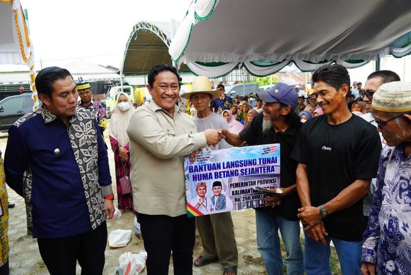 Wakil Gubernur Kalimantan Tengah H. Edy Pratowo menyerahkan bantuan pangan, BLT Kartu Huma Betang Sejahtera, dan dukungan kebutuhan dasar bagi masyarakat terdampak karhutla di Kecamatan Kahayan Kuala, Kabupaten Pulang Pisau, Kamis (15/10/26).
