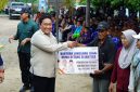 Wakil Gubernur Kalimantan Tengah Edy Pratowo menyerahkan bantuan pangan dan BLT Kartu Huma Betang Sejahtera serta mendukung pelayanan kesehatan dan penyediaan air bersih bagi masyarakat di Desa Talio Muara, Kecamatan Pandih Batu, Kabupaten Pulang Pisau, Kamis (15/10/26).