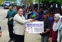 Wakil Gubernur Kalimantan Tengah Edy Pratowo menyerahkan bantuan pangan dan BLT Kartu Huma Betang Sejahtera serta mendukung pelayanan kesehatan dan penyediaan air bersih bagi masyarakat di Desa Talio Muara, Kecamatan Pandih Batu, Kabupaten Pulang Pisau, Kamis (15/10/26).