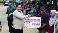 Wakil Gubernur Kalimantan Tengah Edy Pratowo menyerahkan bantuan pangan dan BLT Kartu Huma Betang Sejahtera serta mendukung pelayanan kesehatan dan penyediaan air bersih bagi masyarakat di Desa Talio Muara, Kecamatan Pandih Batu, Kabupaten Pulang Pisau, Kamis (15/10/26).