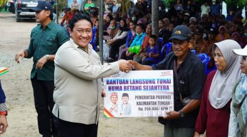 Wakil Gubernur Kalimantan Tengah Edy Pratowo menyerahkan bantuan pangan dan BLT Kartu Huma Betang Sejahtera serta mendukung pelayanan kesehatan dan penyediaan air bersih bagi masyarakat di Desa Talio Muara, Kecamatan Pandih Batu, Kabupaten Pulang Pisau, Kamis (15/10/26).