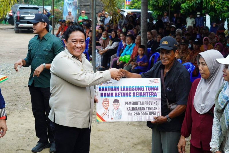 Wakil Gubernur Kalimantan Tengah Edy Pratowo menyerahkan bantuan pangan dan BLT Kartu Huma Betang Sejahtera serta mendukung pelayanan kesehatan dan penyediaan air bersih bagi masyarakat di Desa Talio Muara, Kecamatan Pandih Batu, Kabupaten Pulang Pisau, Kamis (15/10/26).