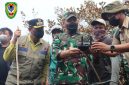 Bupati saat mendampingi Danrem 102/Pjg Brigjen TNI Wimoko, S.E., M.Si., dan Dandim 1015/Sampit meninjau langsung titik api karhutla di kawasan TNTP, Desa Sungai Perlu, Kamis (15/10/2026).