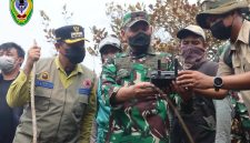 Bupati saat mendampingi Danrem 102/Pjg Brigjen TNI Wimoko, S.E., M.Si., dan Dandim 1015/Sampit meninjau langsung titik api karhutla di kawasan TNTP, Desa Sungai Perlu, Kamis (15/10/2026).