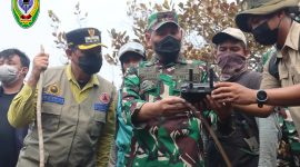 Bupati saat mendampingi Danrem 102/Pjg Brigjen TNI Wimoko, S.E., M.Si., dan Dandim 1015/Sampit meninjau langsung titik api karhutla di kawasan TNTP, Desa Sungai Perlu, Kamis (15/10/2026).
