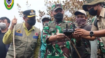 Bupati saat mendampingi Danrem 102/Pjg Brigjen TNI Wimoko, S.E., M.Si., dan Dandim 1015/Sampit meninjau langsung titik api karhutla di kawasan TNTP, Desa Sungai Perlu, Kamis (15/10/2026).