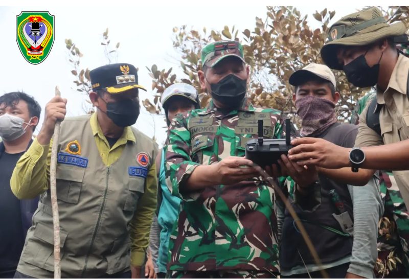 Bupati saat mendampingi Danrem 102/Pjg Brigjen TNI Wimoko, S.E., M.Si., dan Dandim 1015/Sampit meninjau langsung titik api karhutla di kawasan TNTP, Desa Sungai Perlu, Kamis (15/10/2026).