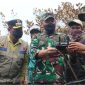 Bupati saat mendampingi Danrem 102/Pjg Brigjen TNI Wimoko, S.E., M.Si., dan Dandim 1015/Sampit meninjau langsung titik api karhutla di kawasan TNTP, Desa Sungai Perlu, Kamis (15/10/2026).