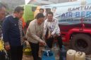 Pemerintah Provinsi Kalimantan Tengah terus menyalurkan bantuan air bersih ke sejumlah kabupaten untuk membantu memenuhi kebutuhan dasar masyarakat dalam penanganan dampak karhutla. Hingga 15 Oktober 2026, total distribusi air bersih telah mencapai 10.002.150 liter.
