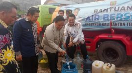 Pemerintah Provinsi Kalimantan Tengah terus menyalurkan bantuan air bersih ke sejumlah kabupaten untuk membantu memenuhi kebutuhan dasar masyarakat dalam penanganan dampak karhutla. Hingga 15 Oktober 2026, total distribusi air bersih telah mencapai 10.002.150 liter.