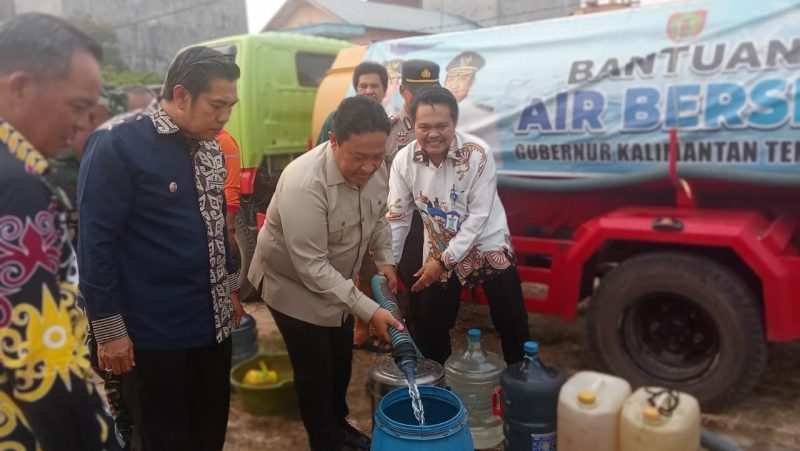 Pemerintah Provinsi Kalimantan Tengah terus menyalurkan bantuan air bersih ke sejumlah kabupaten untuk membantu memenuhi kebutuhan dasar masyarakat dalam penanganan dampak karhutla. Hingga 15 Oktober 2026, total distribusi air bersih telah mencapai 10.002.150 liter.