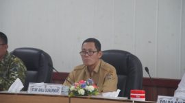 Staf Ahli Gubernur Kalimantan Tengah Yuas Elko mengikuti Rapat Koordinasi Pengendalian Inflasi Tahun 2026 secara virtual dari Ruang Rapat Bajakah, Kantor Gubernur Kalimantan Tengah,  Rapat membahas perkembangan inflasi dan langkah pengendalian harga pangan, khususnya komoditas cabai. Senin (19/10/26).
