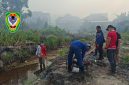 Anggota Damkar Seruyan mengambil air untuk memadamkan kebakaran di salah satu lokasi di Kabupaten Seruyan. Pascakebakaran di belakang kompleks perkantoran Pemkab Seruyan, Minggu (18/10/2026), hampir seluruh ruangan Kantor Disnakertrans basah sehingga dikhawatirkan peralatan elektronik dan berkas penting mengalami kerusakan.