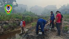 Anggota Damkar Seruyan mengambil air untuk memadamkan kebakaran di salah satu lokasi di Kabupaten Seruyan. Pascakebakaran di belakang kompleks perkantoran Pemkab Seruyan, Minggu (18/10/2026), hampir seluruh ruangan Kantor Disnakertrans basah sehingga dikhawatirkan peralatan elektronik dan berkas penting mengalami kerusakan.