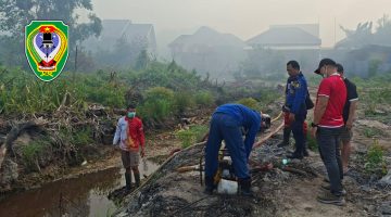 Anggota Damkar Seruyan mengambil air untuk memadamkan kebakaran di salah satu lokasi di Kabupaten Seruyan. Pascakebakaran di belakang kompleks perkantoran Pemkab Seruyan, Minggu (18/10/2026), hampir seluruh ruangan Kantor Disnakertrans basah sehingga dikhawatirkan peralatan elektronik dan berkas penting mengalami kerusakan.