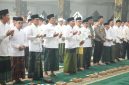Gubernur Kalimantan Tengah H. Agustiar Sabran bersama Wakil Gubernur H. Edy Pratowo mengikuti istighosah dan doa bersama dalam rangka Peringatan Hari Santri Tahun 2026 sekaligus menyerahkan bantuan pangan, vitamin, dan masker bagi masyarakat terdampak karhutla di Masjid Raya Darussalam, Palangka Raya, Kamis (22/10/26).