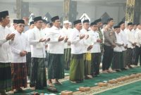 Gubernur Kalimantan Tengah H. Agustiar Sabran bersama Wakil Gubernur H. Edy Pratowo mengikuti istighosah dan doa bersama dalam rangka Peringatan Hari Santri Tahun 2026 sekaligus menyerahkan bantuan pangan, vitamin, dan masker bagi masyarakat terdampak karhutla di Masjid Raya Darussalam, Palangka Raya, Kamis (22/10/26).