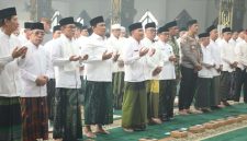 Gubernur Kalimantan Tengah H. Agustiar Sabran bersama Wakil Gubernur H. Edy Pratowo mengikuti istighosah dan doa bersama dalam rangka Peringatan Hari Santri Tahun 2026 sekaligus menyerahkan bantuan pangan, vitamin, dan masker bagi masyarakat terdampak karhutla di Masjid Raya Darussalam, Palangka Raya, Kamis (22/10/26).