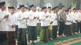 Gubernur Kalimantan Tengah H. Agustiar Sabran bersama Wakil Gubernur H. Edy Pratowo mengikuti istighosah dan doa bersama dalam rangka Peringatan Hari Santri Tahun 2026 sekaligus menyerahkan bantuan pangan, vitamin, dan masker bagi masyarakat terdampak karhutla di Masjid Raya Darussalam, Palangka Raya, Kamis (22/10/26).