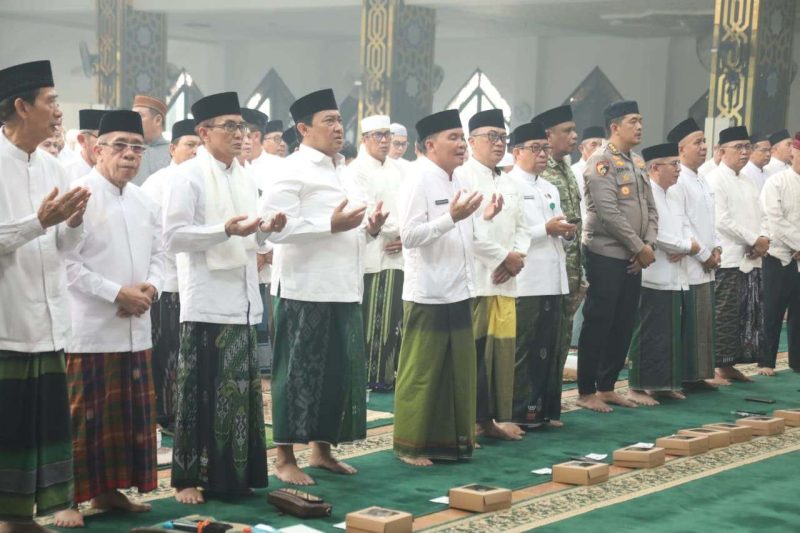 Gubernur Kalimantan Tengah H. Agustiar Sabran bersama Wakil Gubernur H. Edy Pratowo mengikuti istighosah dan doa bersama dalam rangka Peringatan Hari Santri Tahun 2026 sekaligus menyerahkan bantuan pangan, vitamin, dan masker bagi masyarakat terdampak karhutla di Masjid Raya Darussalam, Palangka Raya, Kamis (22/10/26).