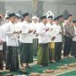Gubernur Kalimantan Tengah H. Agustiar Sabran bersama Wakil Gubernur H. Edy Pratowo mengikuti istighosah dan doa bersama dalam rangka Peringatan Hari Santri Tahun 2026 sekaligus menyerahkan bantuan pangan, vitamin, dan masker bagi masyarakat terdampak karhutla di Masjid Raya Darussalam, Palangka Raya, Kamis (22/10/26).
