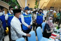 Menteri Kesehatan Budi Gunadi Sadikin bersama Gubernur Kalimantan Tengah Agustiar Sabran meninjau kesiapan fasilitas kesehatan di Kota Palangka Raya untuk menangani dampak kabut asap akibat kebakaran hutan dan lahan, Jumat (23/10/2026).