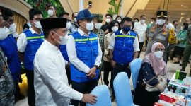 Menteri Kesehatan Budi Gunadi Sadikin bersama Gubernur Kalimantan Tengah Agustiar Sabran meninjau kesiapan fasilitas kesehatan di Kota Palangka Raya untuk menangani dampak kabut asap akibat kebakaran hutan dan lahan, Jumat (23/10/2026).