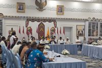Gubernur Kalimantan Tengah H. Agustiar Sabran bersama Wakil Gubernur H. Edy Pratowo dan tokoh lintas agama mengikuti pertemuan hasupa hasundau di Istana Isen Mulang, Palangka Raya, Jumat (23/10/2026). Pertemuan tersebut membahas penguatan kerukunan, persatuan, dan sinergi menghadapi dampak karhutla.