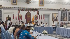 Gubernur Kalimantan Tengah H. Agustiar Sabran bersama Wakil Gubernur H. Edy Pratowo dan tokoh lintas agama mengikuti pertemuan hasupa hasundau di Istana Isen Mulang, Palangka Raya, Jumat (23/10/2026). Pertemuan tersebut membahas penguatan kerukunan, persatuan, dan sinergi menghadapi dampak karhutla.