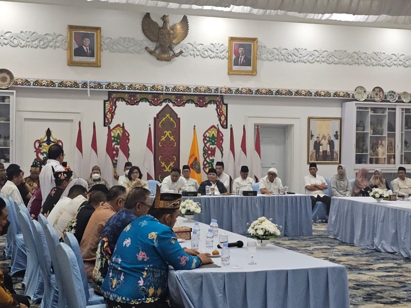 Gubernur Kalimantan Tengah H. Agustiar Sabran bersama Wakil Gubernur H. Edy Pratowo dan tokoh lintas agama mengikuti pertemuan hasupa hasundau di Istana Isen Mulang, Palangka Raya, Jumat (23/10/2026). Pertemuan tersebut membahas penguatan kerukunan, persatuan, dan sinergi menghadapi dampak karhutla.