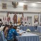 Gubernur Kalimantan Tengah H. Agustiar Sabran bersama Wakil Gubernur H. Edy Pratowo dan tokoh lintas agama mengikuti pertemuan hasupa hasundau di Istana Isen Mulang, Palangka Raya, Jumat (23/10/2026). Pertemuan tersebut membahas penguatan kerukunan, persatuan, dan sinergi menghadapi dampak karhutla.